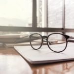 نظارتك الجديدة تسبب لك صداعاً؟ إليك الأسباب العلمية والحلول الممكنة