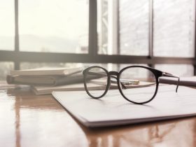 نظارتك الجديدة تسبب لك صداعاً؟ إليك الأسباب العلمية والحلول الممكنة