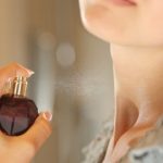 تتفاعل مع سخونة الجو وتسبب رائجة كريهة.. عطور تجنبي استخدمها خلال الطقس الحار