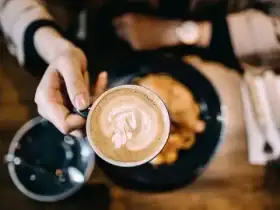 دراسة: شرب القهوة ليلاً يزيد السلوك الاندفاعي