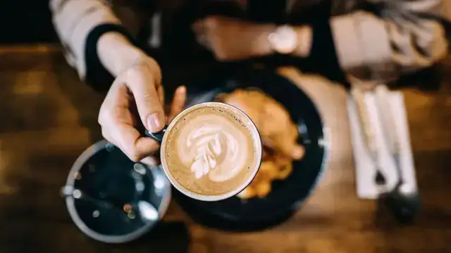 دراسة: شرب القهوة ليلاً يزيد السلوك الاندفاعي