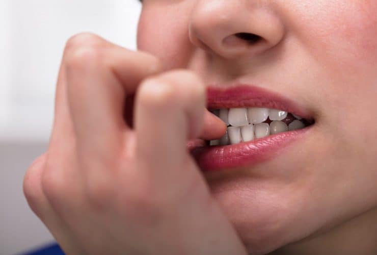 عادة قضم الأظافر ونتف الشعر عند الكبار والصغار.. أسبابها وطرق التخلص منها
