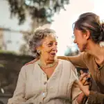 كيف نملأ فراغهم ونشعل حماسهم؟.. دليل المرأة لتمكين كبار السن