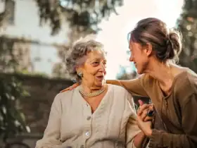 كيف نملأ فراغهم ونشعل حماسهم؟.. دليل المرأة لتمكين كبار السن