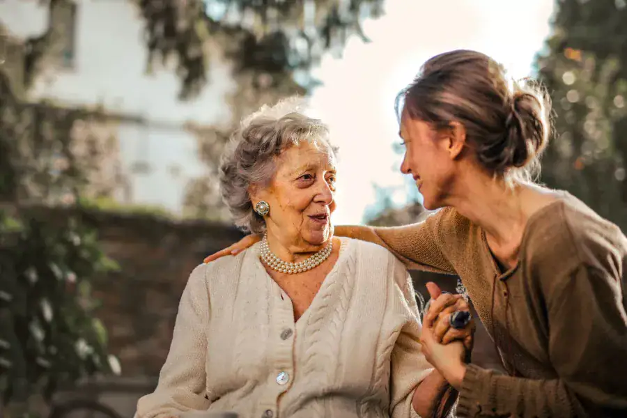 كيف نملأ فراغهم ونشعل حماسهم؟.. دليل المرأة لتمكين كبار السن