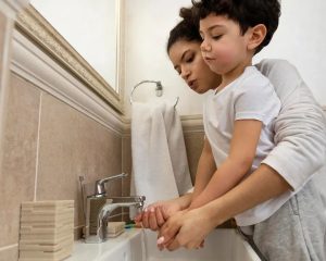 أكثر من مجرد غسل يدين.. كيف تشكل النظافة شخصية طفلك؟