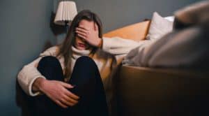"الاكتئاب الخفي تمامًا": 10 علامات تدل على معاناة من حولنا
