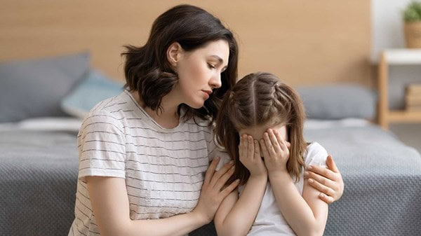 الخوف الموروث: كيف ننقل مخاوفنا إلى أبنائنا دون أن نشعر؟