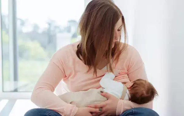 الأسبوع العالمي للرضاعة الطبيعية 2025: كيف يؤثر حليب الأم على ميكروبيوم أمعاء الرضيع؟