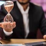 بين أمان العمل وخطر العبودية: رحلة الإنسان في العصر الحديث