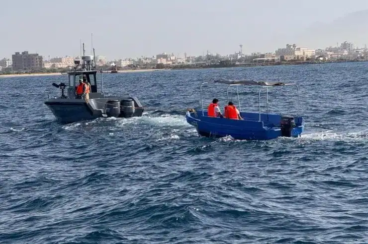 جهود بطولية.. حرس الحدود السعودي ينقذ بحارين تعطلت واسطتهما في عرض بحر ينبع