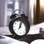 التسويف.. راحة زائفة وعبء مؤجل