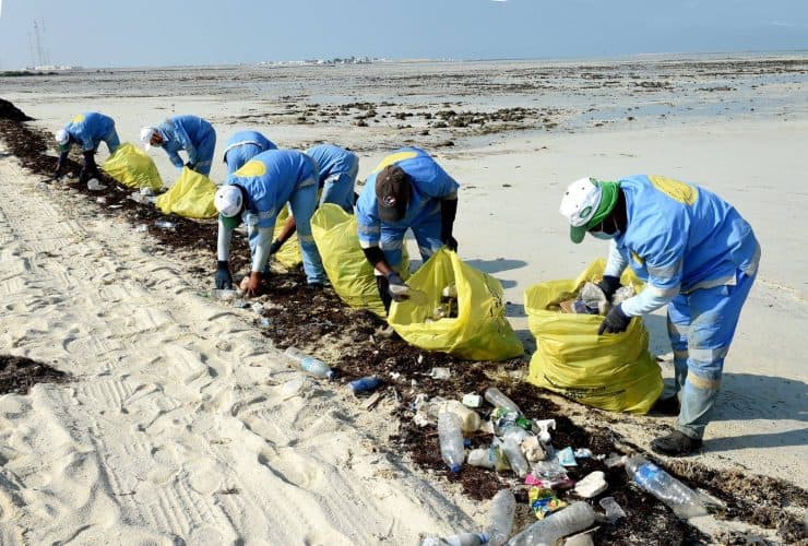 بين الفوائد والعيوب: نظرة شاملة على حملات تنظيف الشواطئ