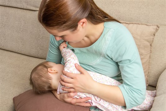كيف تساعد الرضاعة الطبيعية على الوقاية من السمنة لدى الأطفال والأمهات؟