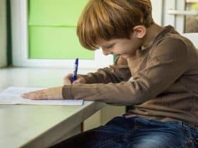 الأضرار الصحية لوضعية جلوس الطفل غير السليمة على عموده الفقري