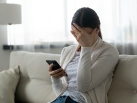 هل أسلوب المقارنة يخلق التعاسة؟.. اعرفي أضرار السقوط فيه وكيفية تجنبه