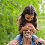 الأب.. الرجل الأول في حياة ابنته ومفتاح استقرارها النفسي