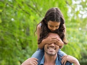 الأب.. الرجل الأول في حياة ابنته ومفتاح استقرارها النفسي