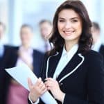 عقلية القائد.. كيف تحوّلين دوركِ من موظفة إلى صانعة قرار؟