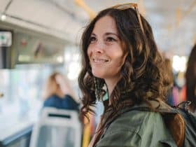 حكايات داخل الأتوبيس.. رحلة طويلة في كسر الجليد و فتح الأحاديث