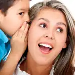 تعليم الأطفال الحفاظ على أسرار البيت والأقارب.. مسؤولية تربوية وأمنية