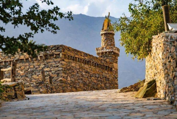 القرى الحجرية في الجنوب السعودي.. ذاكرة التاريخ وهوية الجبال