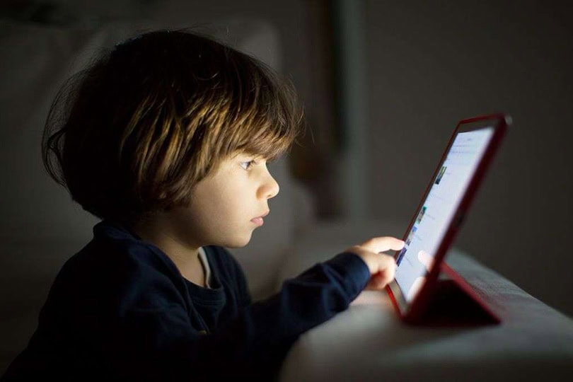 الأجهزة الإلكترونية جزء من حياة أطفالنا.. ما الحل بين الواقع والمثالية؟