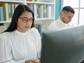 بين الورق والشاشة.. معركة الدراسة في العصر الرقمي