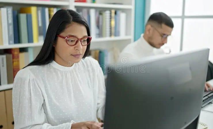 بين الورق والشاشة.. معركة الدراسة في العصر الرقمي