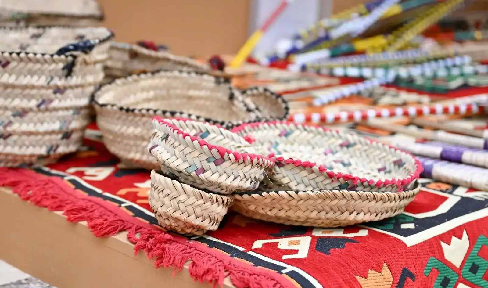 الخوص: حرفة أصيلة من سعف النخيل