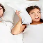 الشخير أثناء النوم: الأسباب والحلول