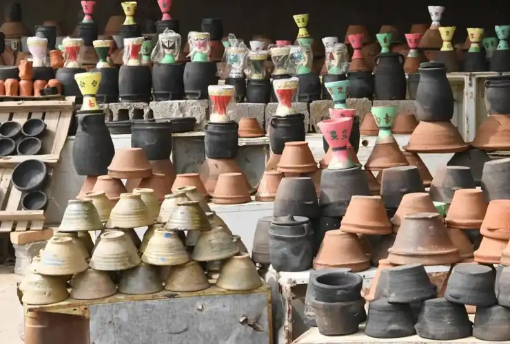 من الزير إلى البرمة.. الأواني الطينية تحكي قصة الماء والطعام في البيوت السعودية القديمة