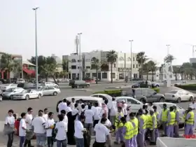 شباب السعودية.. أيادٍ بيضاء تنظف الأحياء قبل أمطار الشتاء
