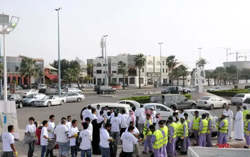 شباب السعودية.. أيادٍ بيضاء تنظف الأحياء قبل أمطار الشتاء