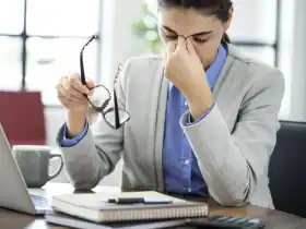 التصدير الخاطئ للفشل الشخصي كقيادة وهمية للآخرين