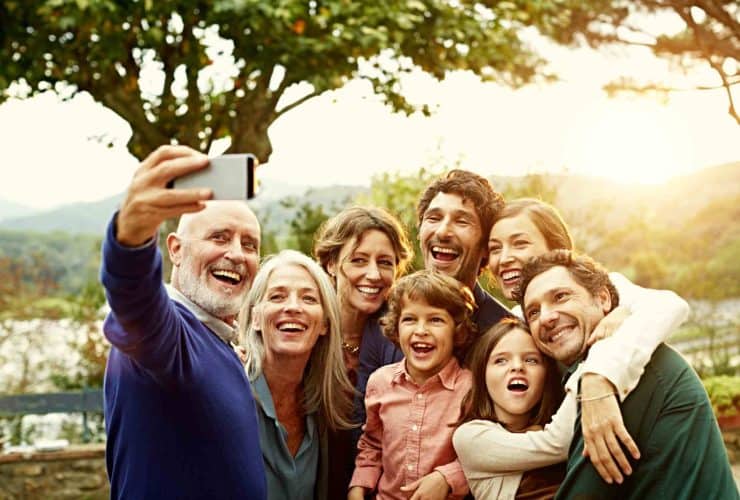 العائلة والأصدقاء .. علاقات تشكل حياتنا