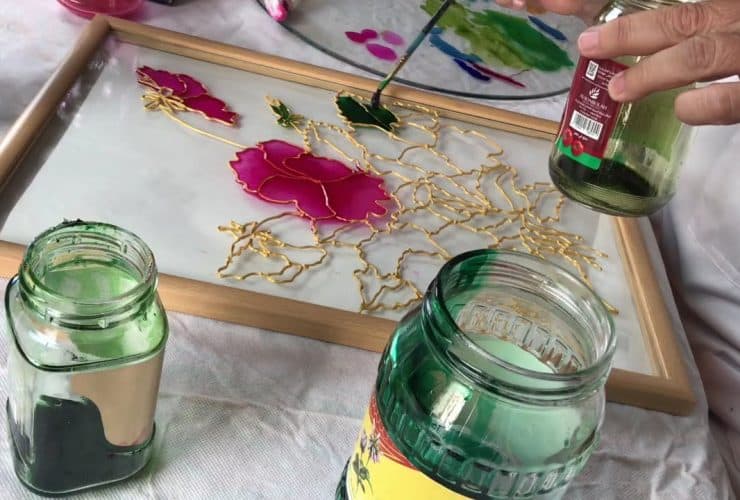 الرسم على الزجاج.. فن البساطة الذي يضيف لمسة إبداعية دائمة