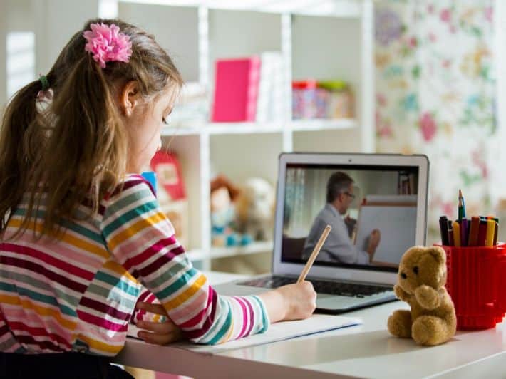 الأجهزة الإلكترونية جزء من حياة أطفالنا.. ما الحل بين الواقع والمثالية؟