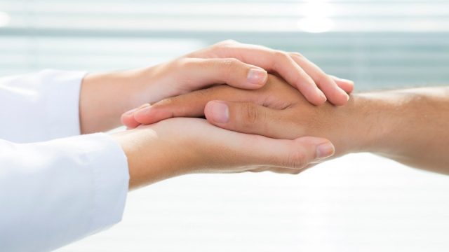 جبر الخواطر.. قيمة إنسانية لا تكلّف شيئًا لكنها تعني كل شيء