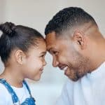 الأبوة الحاضرة.. كيف يشكل العلاقة بين الأب وابنته مستقبلها ونظرتها للعالم