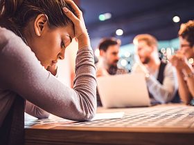 أنتبه للعادات الصامتة .. كيف تتجنب عاداتك السيئة في مكان العمل