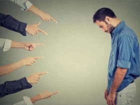 حرية الثقة.. كيف يهدد الحكم على الآخرين جودة حياتك وكيف تتوقف عنه