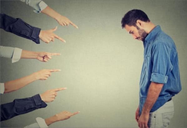 حرية الثقة.. كيف يهدد الحكم على الآخرين جودة حياتك وكيف تتوقف عنه