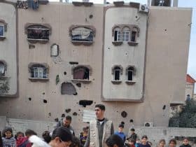في قطاع غزة اليوم، يتجسد معنى الطفولة المسلوبة بأبشع صوره، ليس فقط بمعنى الانفراد، بل بمعنى الضعف والحاجة في ظل كارثة إنسانية متفاقمة.