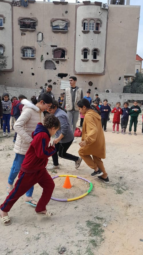 في قطاع غزة اليوم، يتجسد معنى الطفولة المسلوبة بأبشع صوره، ليس فقط بمعنى الانفراد، بل بمعنى الضعف والحاجة في ظل كارثة إنسانية متفاقمة.