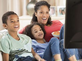 كيفية استغلال التلفزيون في تنمية مهارات أطفالك اللغوية والمنطقية؟
