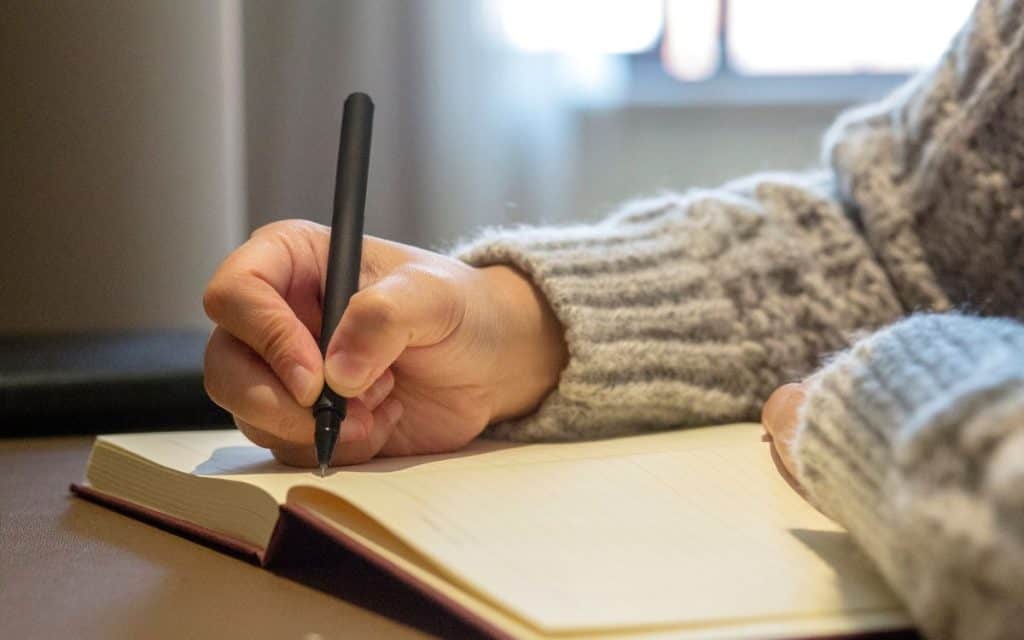 الكتابة العلاجية هل هى أداة للشفاء النفسي والجسدي؟ ..تفاصيل