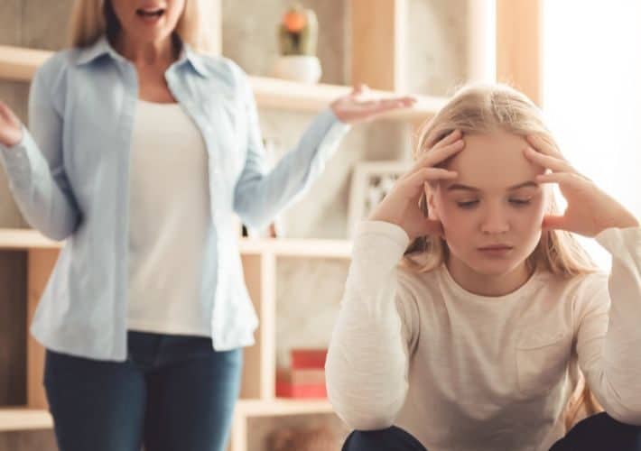 خطوات مهمة تساعدك في كيفية التحدث مع المراهق العنيد
