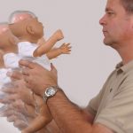 "متلازمة الهز".. لماذا يجب أن نتجنب هز الطفل الرضيع؟