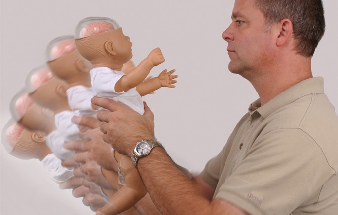 "متلازمة الهز".. لماذا يجب أن نتجنب هز الطفل الرضيع؟